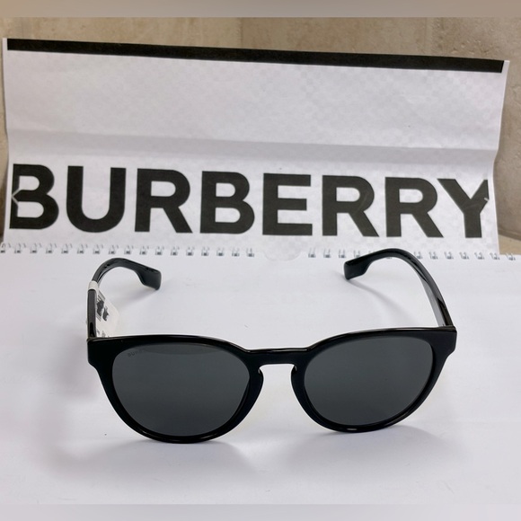 New Burberry BE4310 3850/87 Black Unisex Keyhole Bridge Sunglasses - Picture 1 of 13